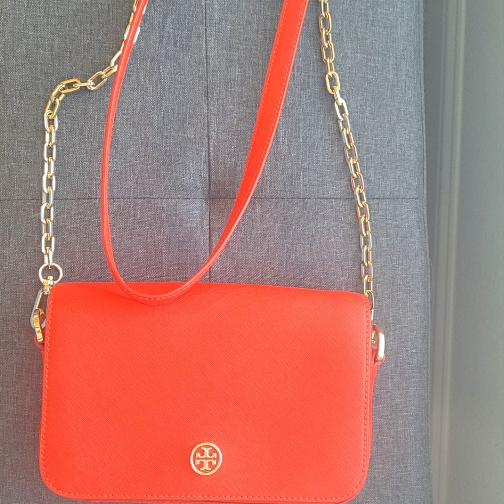 Mini Robinson Chain orange Cross Body Bag8.2"L x 2"W x 5.5"H  like new.